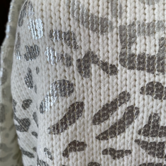 Andthewhy Silver leopardCheetah print sweater with balloon sleeve. Oversized fit - Picture 14 of 16